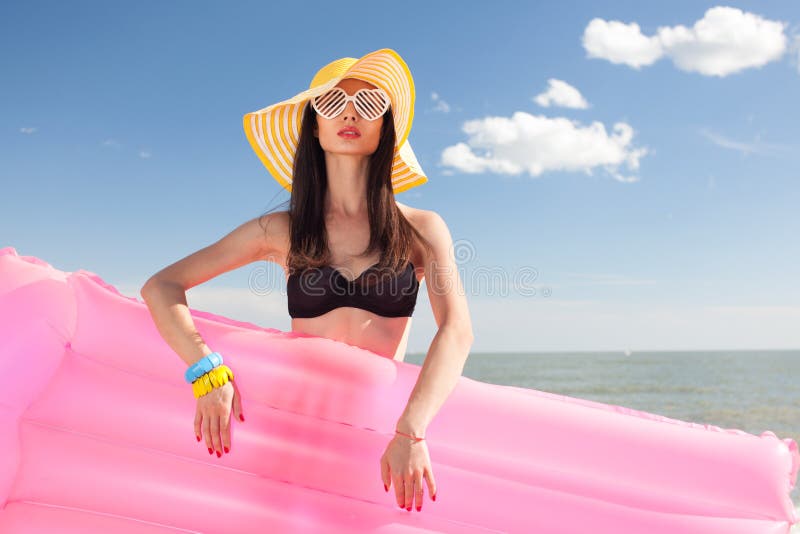 De moda una mujer en elegante traje de bano de mujer sobre el Playa.