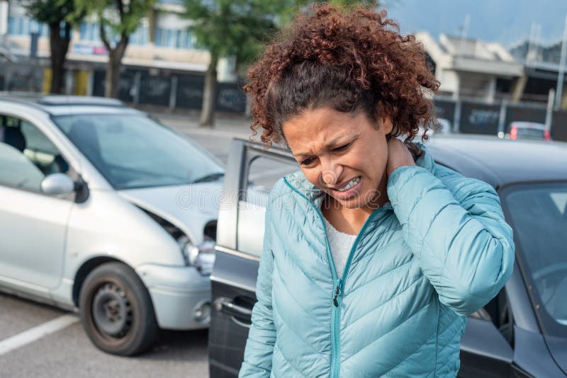 Doloroso cuello herir después guardabarros beber auto la caída.