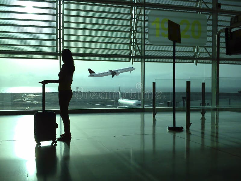 When you arrive at the airport. Arrivals в аэропорту. Аэропорт Lis. Дубайский аэропорт с рукой девушки. Transfer to Airport Card.