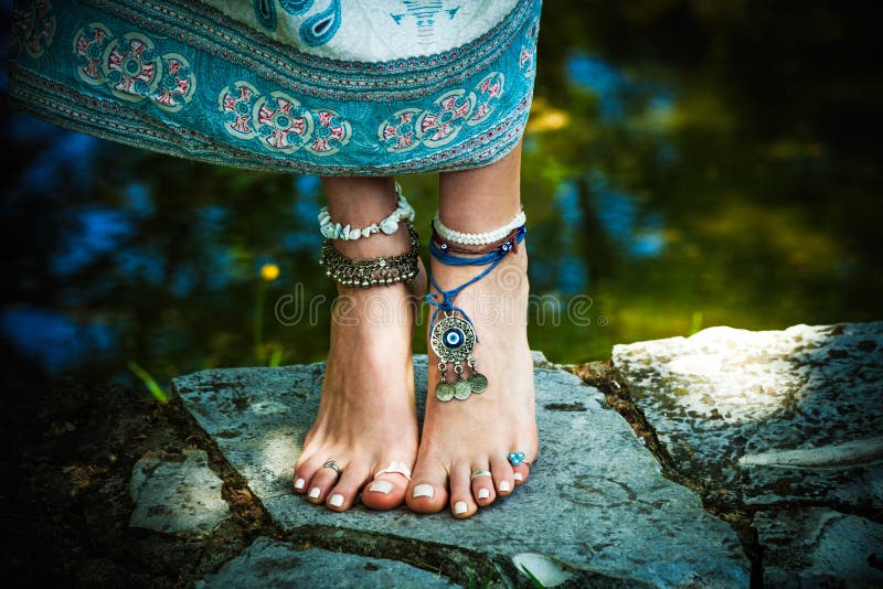 How To Wear A Toe Ring: Captivating Ideas For Beach Season