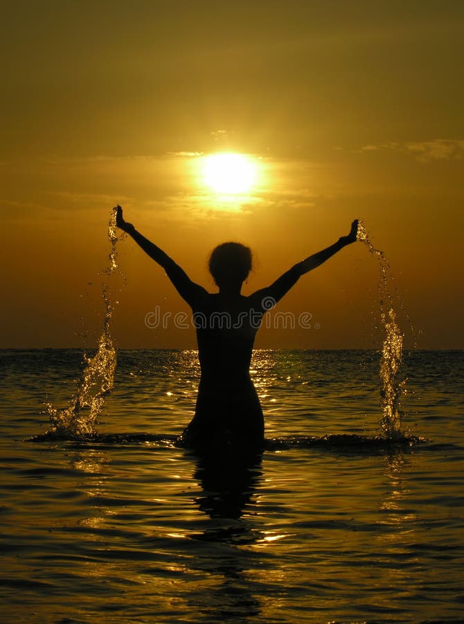 La donna all'alba con le gocce di acqua.