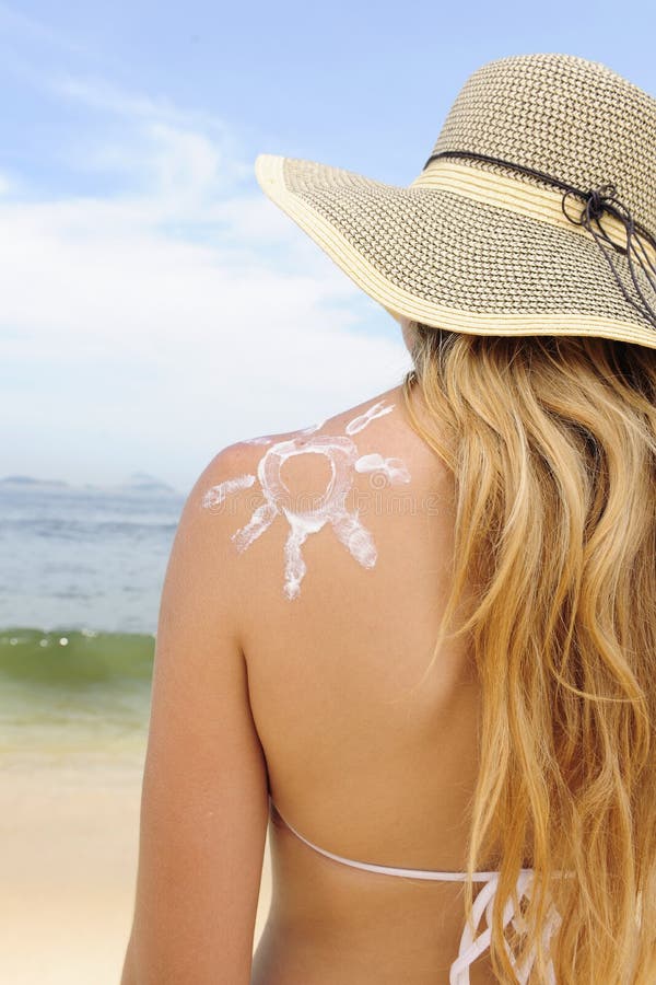 Woman with suntan lotion at the beach royalty free stock photography Woman with suntan lotion at the beach royalty free stock photography