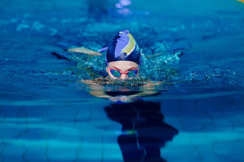 Woman swimming with swimming hat in swimming pool royalty free stock photos Woman swimming with swimming hat in swimming pool royalty free stock photos