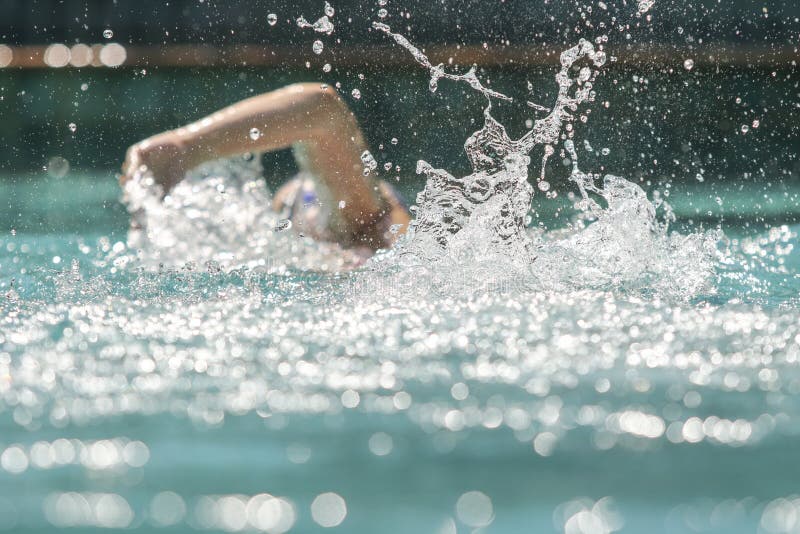 Una donna nuoto gratuito stile piscina.
