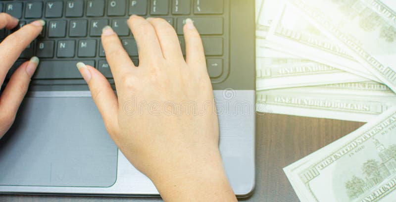 Woman& x27; teclado que mecanografía de la mano de s para hacer el cálculo del dinero fotos de archivo libres de regalías Woman& x27; teclado que mecanografía de la mano de s para hacer el cálculo del dinero fotos de archivo libres de regalías