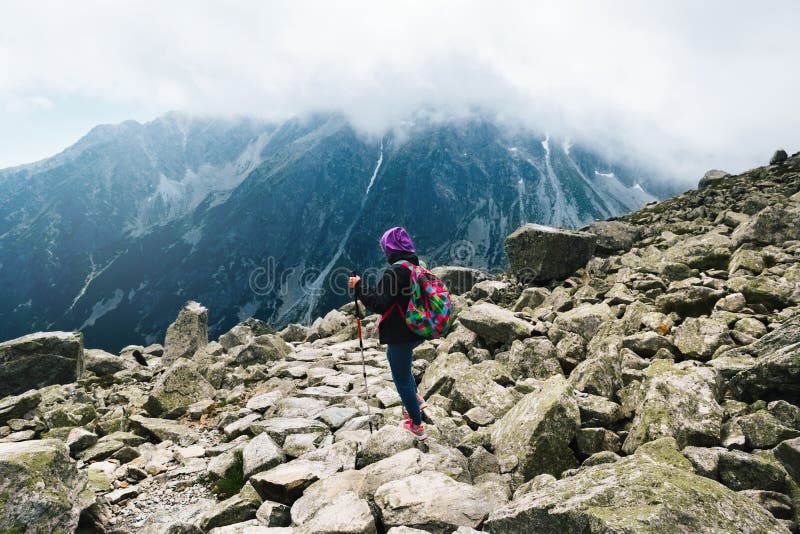 Žena cestovatel batoh sledování hole vrchol hory Mount Rysy
