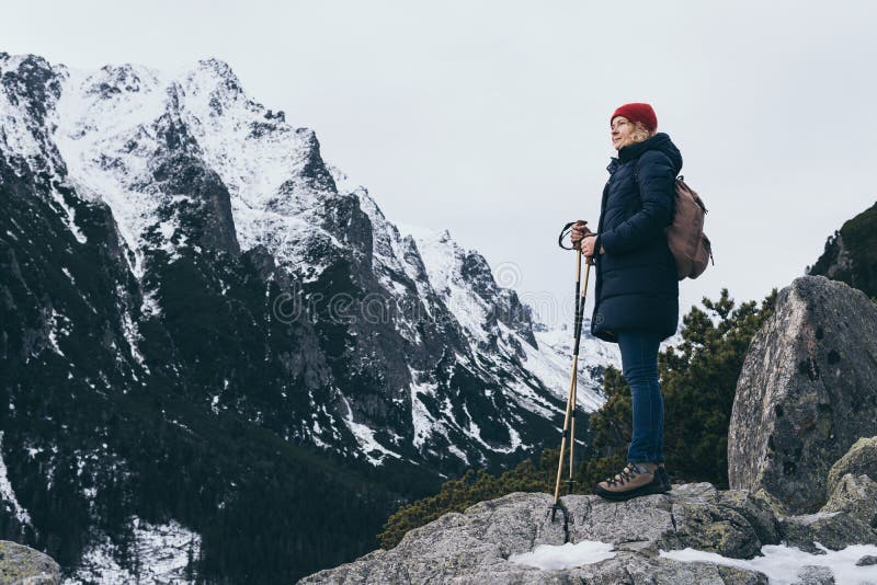 Žena trekking ve Vysokých Tatrách v zimě, Slovensko