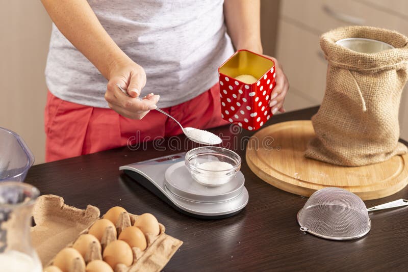 https://thumbs.dreamstime.com/b/woman-using-kitchen-scale-detail-female-hands-measuring-sugar-ingredients-making-cake-focus-spoon-127597888.jpg