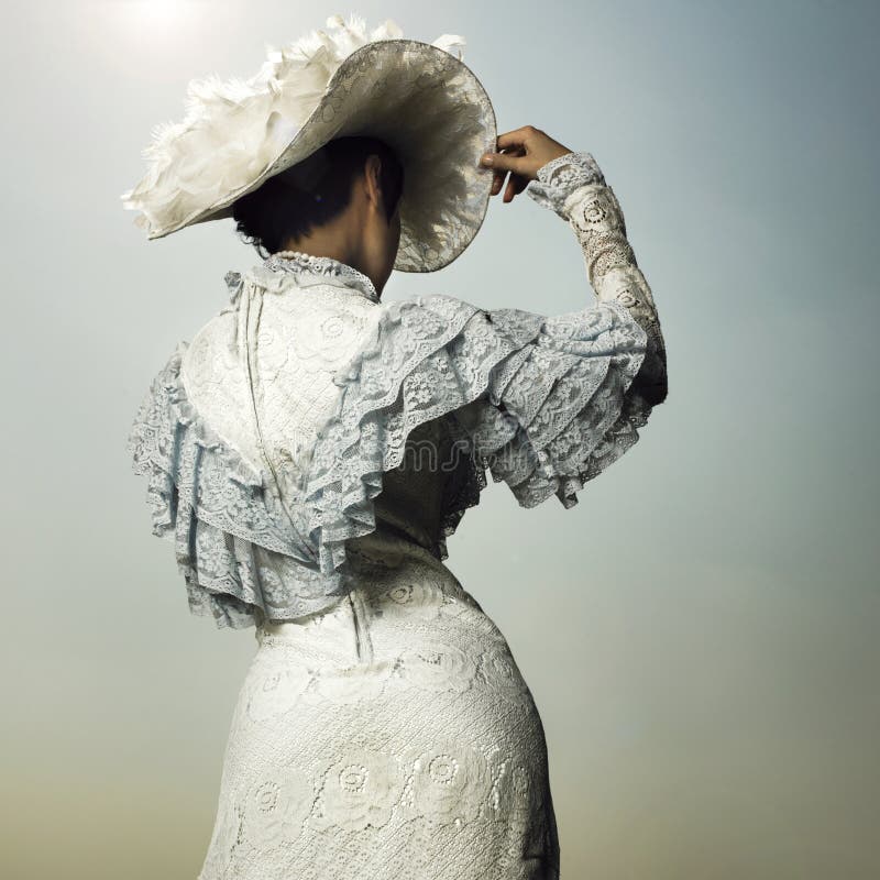 Štíhla žena v vintage šaty pre promenády.