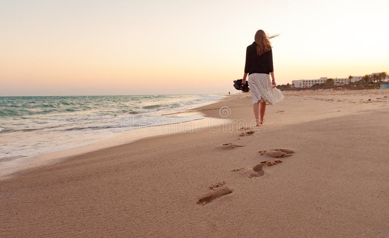 Frau zu Fuß entfernt, Strand, sand, Sonnenuntergang, Meer, Ozean, Wasser, Sommer, Ferien.