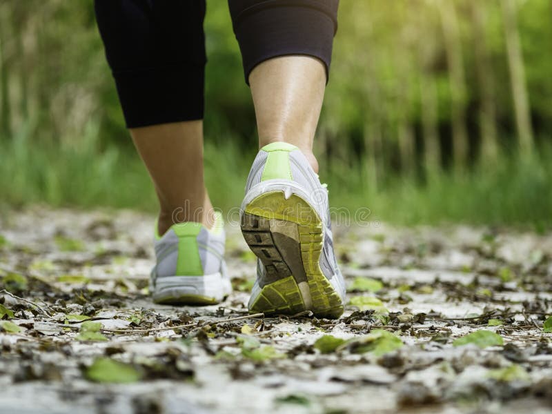 Donna che Cammina sul sentiero Jogging all'Aperto esercizio di stile di vita Sano.