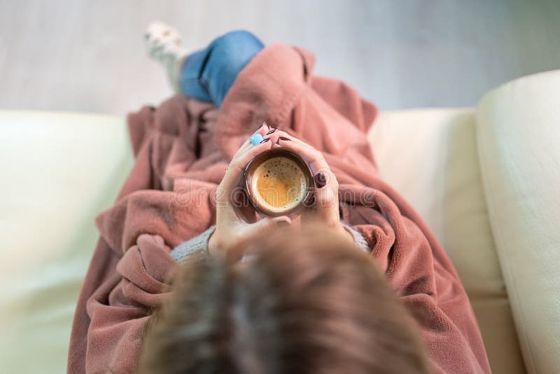 https://thumbs.dreamstime.com/b/woman-warming-her-hands-hot-cup-coffee-enjoying-warmth-home-middle-winter-257967116.jpg