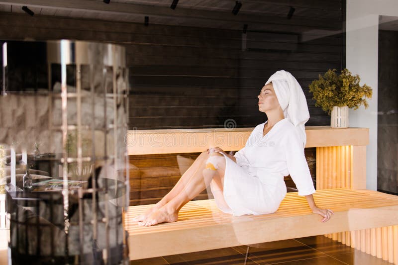 kloon Toevlucht Rennen Woman Warming in Sauna Relaxation in the Luxury Beauty Center Stock Photo -  Image of happiness, center: 223645070