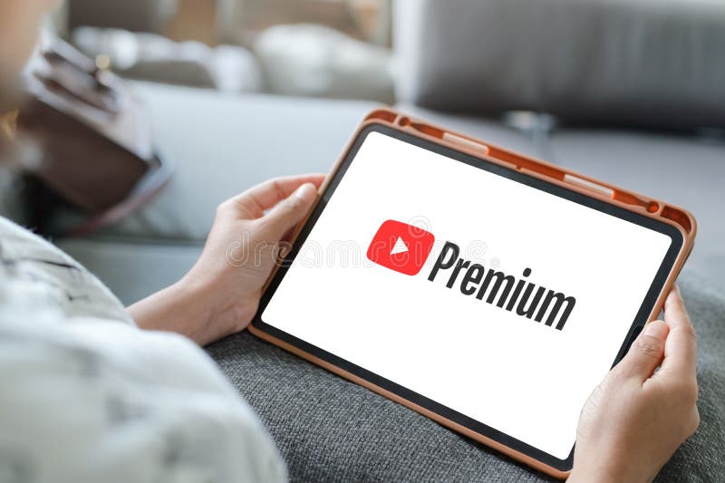 Xem YouTube Premium trên iPad - Hãy trải nghiệm dịch vụ YouTube Premium trên iPad của bạn ngay hôm nay! Với YouTube Premium, bạn được tận hưởng những video chất lượng cao, không quảng cáo cùng với nhiều tính năng hữu ích khác. Ngồi trên ghế sofa và thưởng thức những video tuyệt vời trên màn hình iPad của bạn.