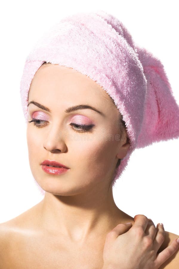 Mujer hermosa agotador rosa Toalla sobre su cabeza.