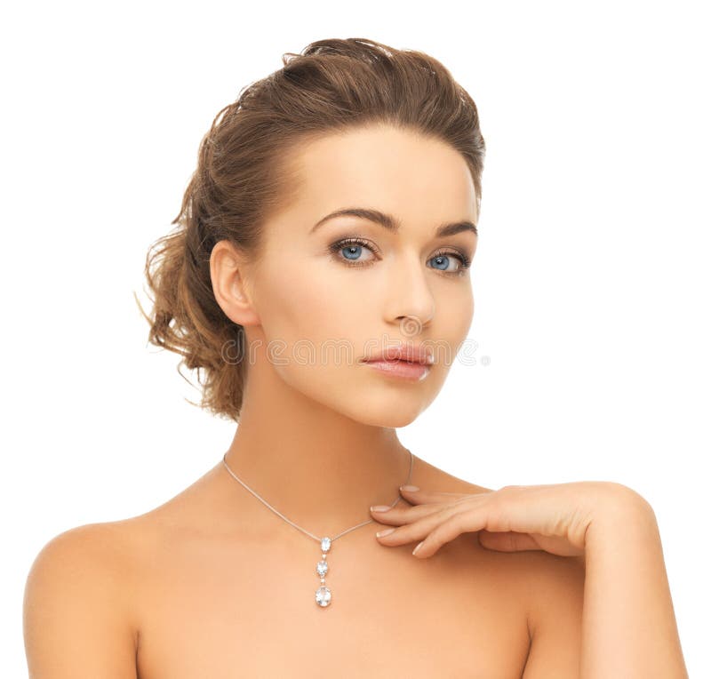 Krása a šperky koncept žena nosí lesklé diamantový přívěšek.