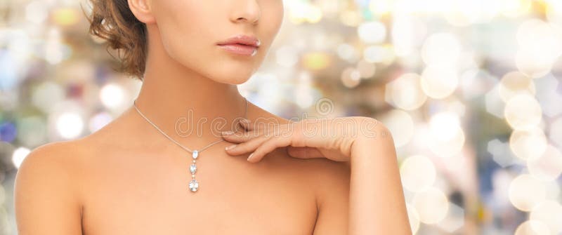 Nozze, nozze, gioielleria un lusso bella donna logorante brillante diamante collana.