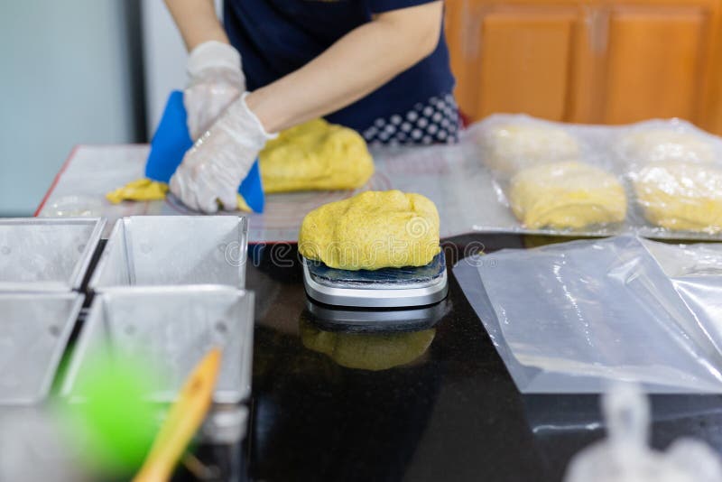 https://thumbs.dreamstime.com/b/woman-weighing-homemade-pumpkin-bread-dough-scale-201435680.jpg