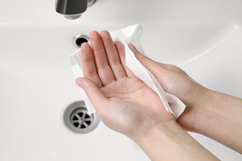 Почему нельзя вытирать бумагой. Вытирает руки. Вытирать руки полотенцем. Рулон бумаги вытирать руки. Wipe your hands with a Towel.