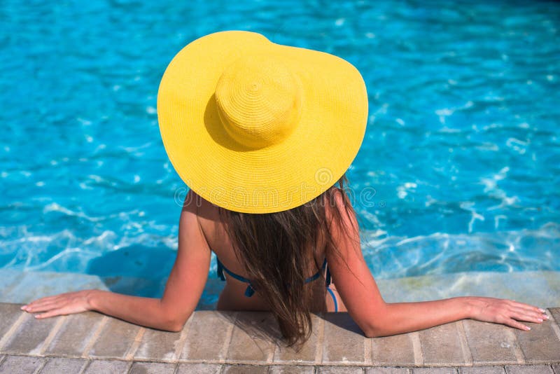 https://thumbs.dreamstime.com/b/woman-yellow-hat-relaxing-swimming-pool-young-beautiful-enjoying-vacation-41392707.jpg