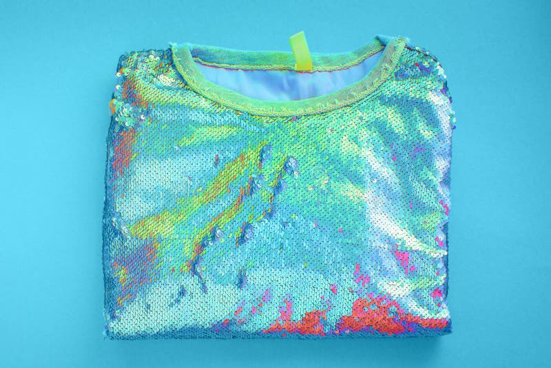 Women' a camiseta de s encontra-se opinião superior do holograma azul do fundo imagem de stock Women' a camiseta de s encontra-se opinião superior do holograma azul do fundo imagem de stock