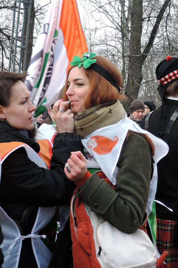 Women do make-up at Saint Patrick`s Day celebration in Moscow royalty free stock photography Women do make-up at Saint Patrick`s Day celebration in Moscow royalty free stock photography