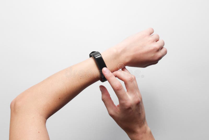 Women& x27; las manos de s utilizan el reloj elegante imágenes de archivo libres de regalías Women& x27; las manos de s utilizan el reloj elegante imágenes de archivo libres de regalías