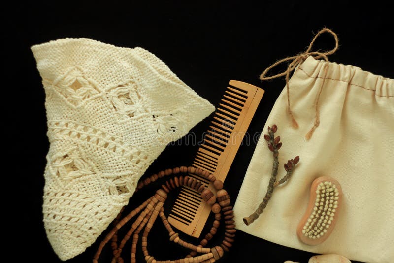 Women& nul x27 de déchets ; accessoires de s, brosse naturelle, peigne en bois de cheveux et perles, chapeau de paille, sac fabri photographie stock Women& nul x27 de déchets ; accessoires de s, brosse naturelle, peigne en bois de cheveux et perles, chapeau de paille, sac fabri photographie stock