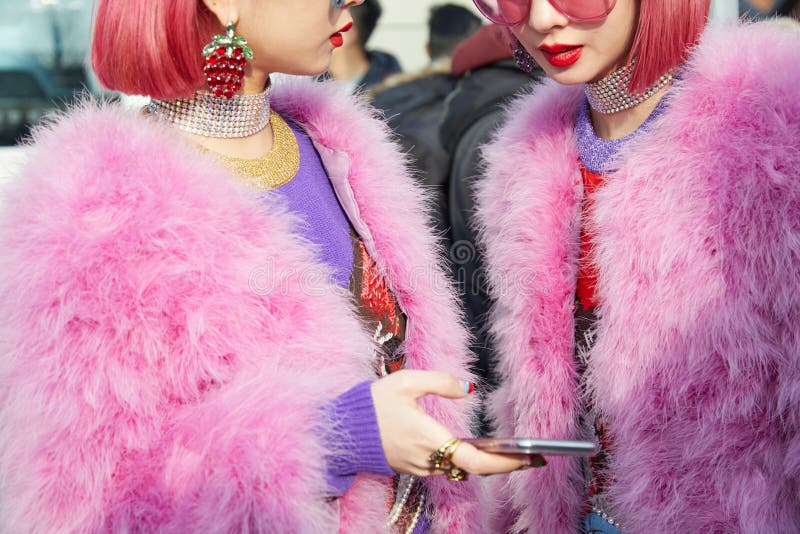 Forretningsmand eftertiden middelalderlig Women with Pink Fur Coat and Hair Looking at Smartphone before Gucci  Fashion Show, Milan Fashion Week Street Editorial Stock Photo - Image of  accessory, gucci: 194554843
