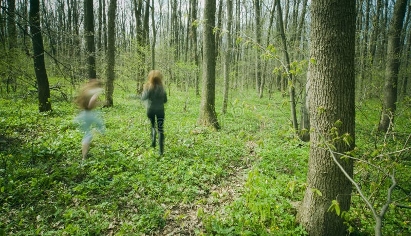 Giovane donne correre foresta 