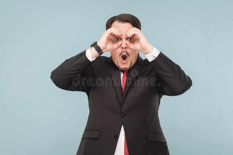 Wonder bedrijfsmens die ver weg kijken Verrekijkersteken stock afbeelding Wonder bedrijfsmens die ver weg kijken Verrekijkersteken stock afbeelding