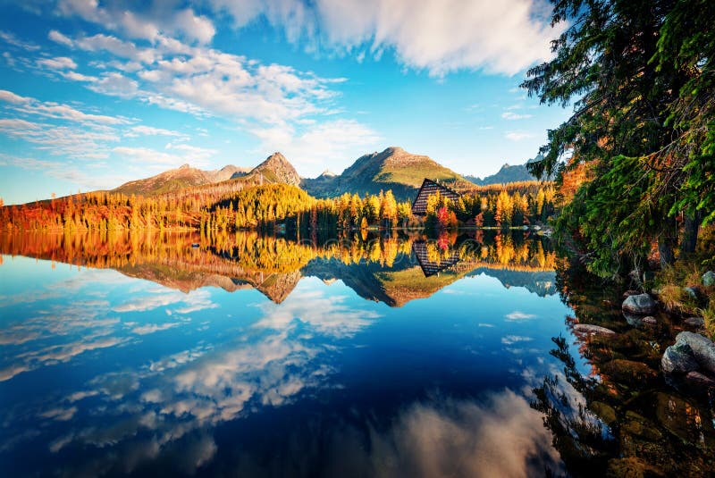 Nádherný jesenný pohľad na Štrbské pleso. Romantická ranná scéna národného parku Vysoké Tatry, Slovensko, Európa. Krása prírody