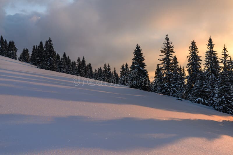 Nádherný západ slnka so snehom a krásnymi mrakmi