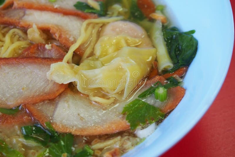 Wonton-Suppe Mit Rotem Schweinefleisch Stockbild - Bild von gelb, suppe ...