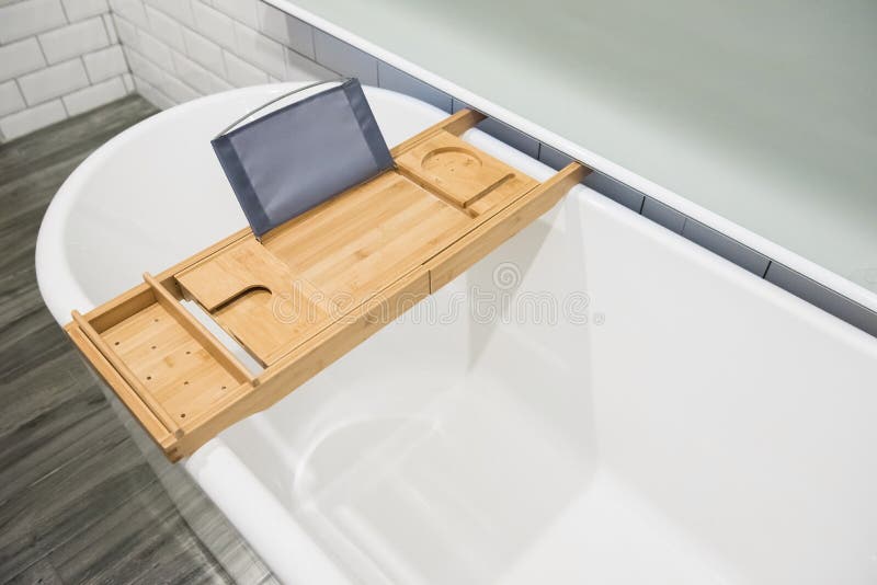 Wood bathtub candy try with extandable holders.