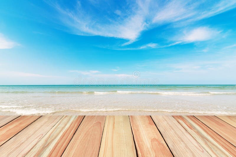 Pavimento in legno sulla spiaggia e il cielo blu di sfondo.