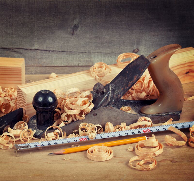 Wood hyvlare och shavings arkivfoto Wood hyvlare och shavings arkivfoto