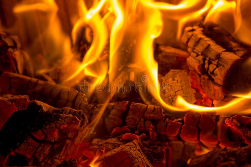 Wood kol för brinnande närbild i spisen royaltyfri fotografi Wood kol för brinnande närbild i spisen royaltyfri fotografi