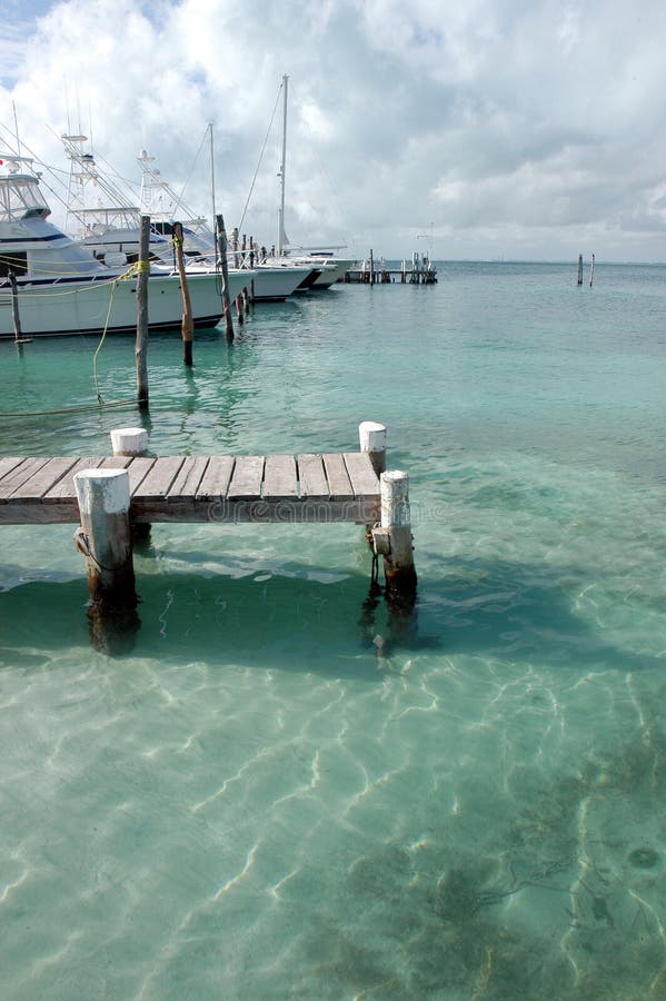 Madera muelle en cancelar caribe el mar.