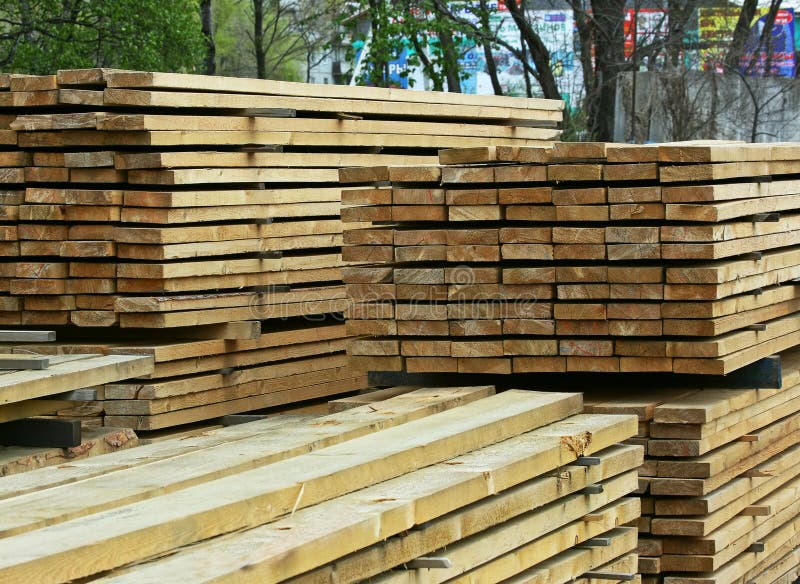 Stack (heap) di tavole di legno all'aria aperta.