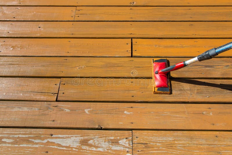 Dřevo skvrna malovat podložka na dřevěný paluba patro.