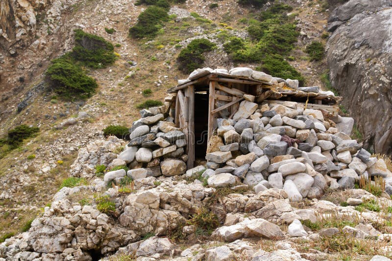 Stone shelter. Каменное укрытие. Укрытие с каменными стенами. Укрытие в горах. Каменное убежище.