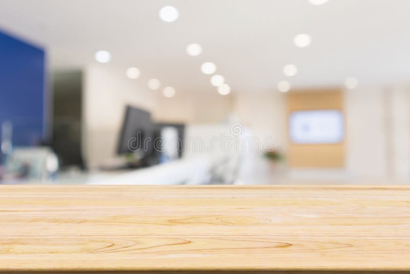 Wood tabell med den abstrakta arbetsplatsen för suddighetskontorsskrivbord royaltyfria foton Wood tabell med den abstrakta arbetsplatsen för suddighetskontorsskrivbord royaltyfria foton
