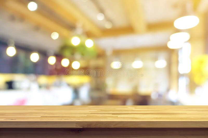 Wood tabellöverkant på bakgrund för suddighetskaféinre royaltyfri foto Wood tabellöverkant på bakgrund för suddighetskaféinre royaltyfri foto
