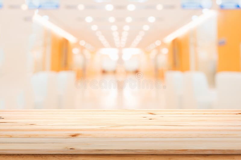 Wood tabellöverkant på inre hotellbakgrund för suddighet royaltyfri foto Wood tabellöverkant på inre hotellbakgrund för suddighet royaltyfri foto