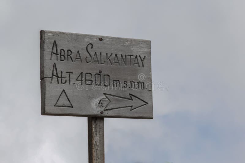 Wood tecken upptill av det Salkantay berget i Peru royaltyfri foto Wood tecken upptill av det Salkantay berget i Peru royaltyfri foto