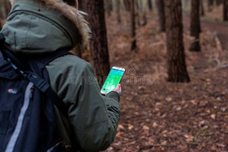Woodbridge suffolk uk 1 januari 2021 : een onbekende man die het populaire mobiele spel pokemon speelt , gaat op zijn mobiele tele