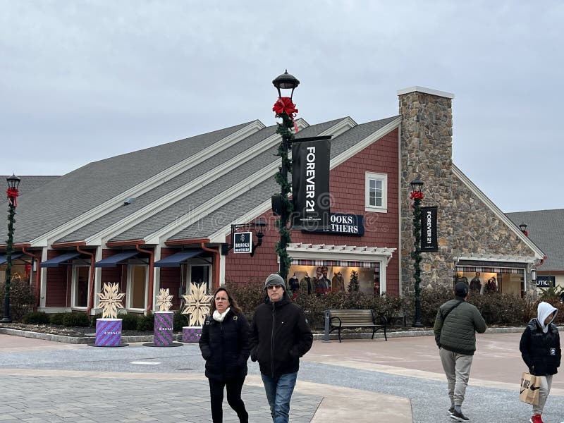 313 Woodbury Common Premium Outlets Stock Photos, High-Res Pictures, and  Images - Getty Images