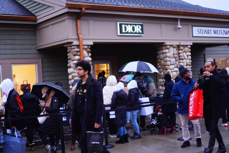 People Queuing in Line To Enter the Nike Store on Black Friday Editorial  Photography - Image of pavement, premium: 262745082