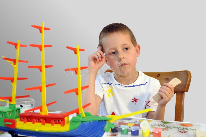 woodcraft мысли корабля картины мальчика милый маленький стоковые фотографии rf woodcraft мысли корабля картины мальчика милый маленький стоковые фотографии rf